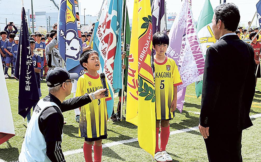 選手宣誓する寺沢君（左から２人目）＝浜松市浜名区平口のサーラグリーンフィールド