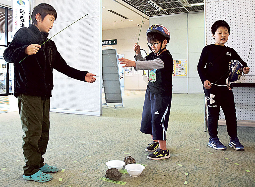 溶岩を使ったゲームを楽しむ子どもたち＝長泉町のコミュニティながいずみ