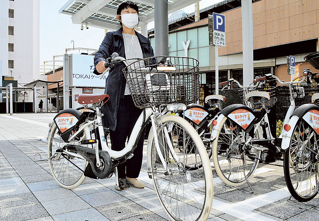 実証実験を開始したホワイトタイヤの自転車＝１５日午前、静岡市のＪＲ静岡駅北口