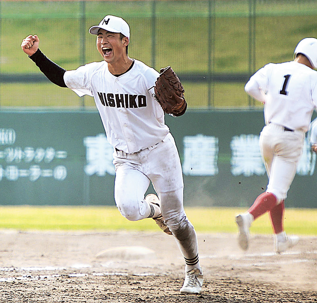 最後の打者を打ち取り、ガッツポーズする浜松西高の青島投手＝浜松球場