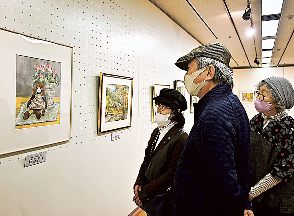個性豊かな作品が並ぶ水彩画展＝静岡市役所市民ギャラリー