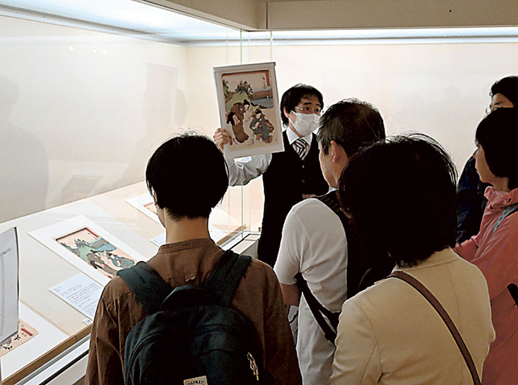 学芸員が作品を解説したギャラリートーク＝静岡市清水区の東海道広重美術館