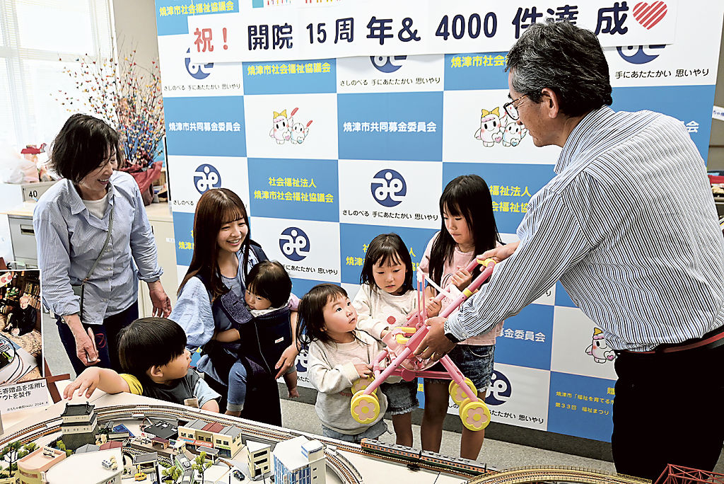 修理件数４０００件達成を記念した「おもちゃ病院Ｙａｉｚｕ」の催し＝焼津市の市総合福祉会館