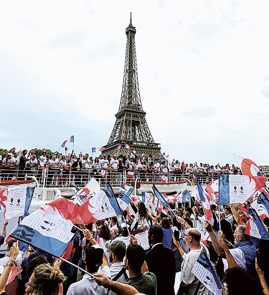 パリ五輪関連のイベントで行われた、セーヌ川を航行するパレード＝２０２３年７月、パリ（共同）