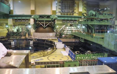 新潟県の東京電力柏崎刈羽原発７号機の建屋内部。右は核燃料プール、左は原子炉＝２０２３年１１月
