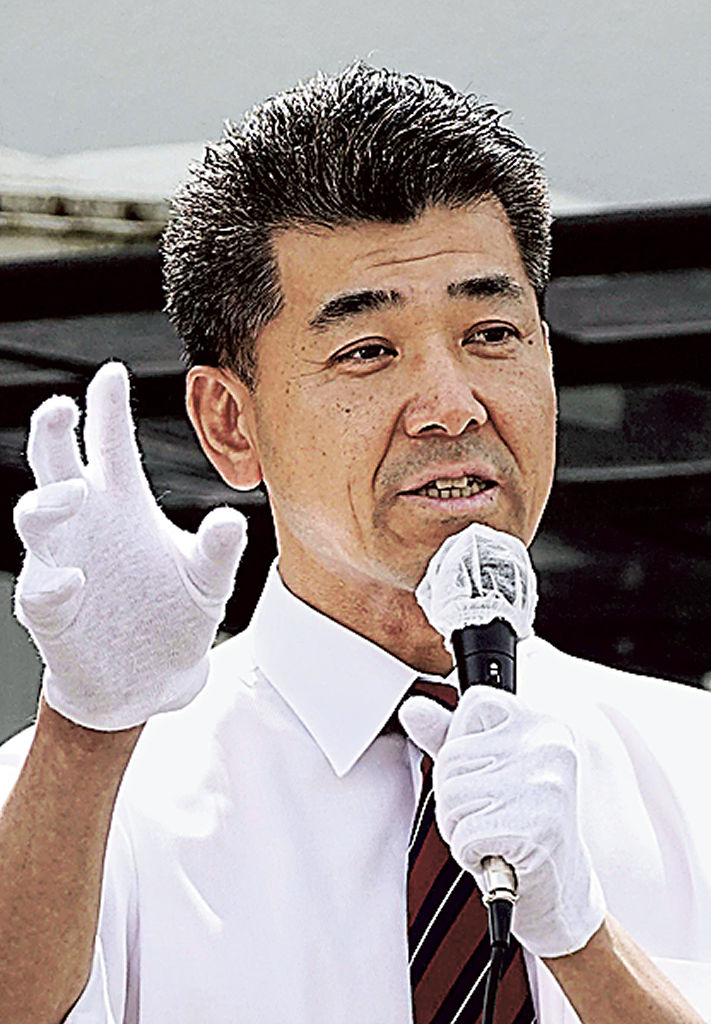 松江市内で街頭演説する立憲民主党の泉代表＝１７日午後