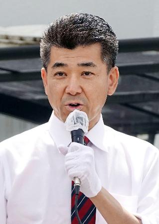 松江市役所前で演説する立憲民主党の泉代表＝１７日午後