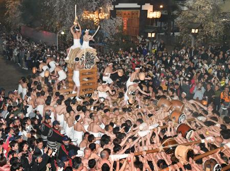 岐阜県飛騨市で「古川祭」が始まり、「起し太鼓」でもみ合うさらし姿の男たち＝１９日夜（岐阜新聞社提供）