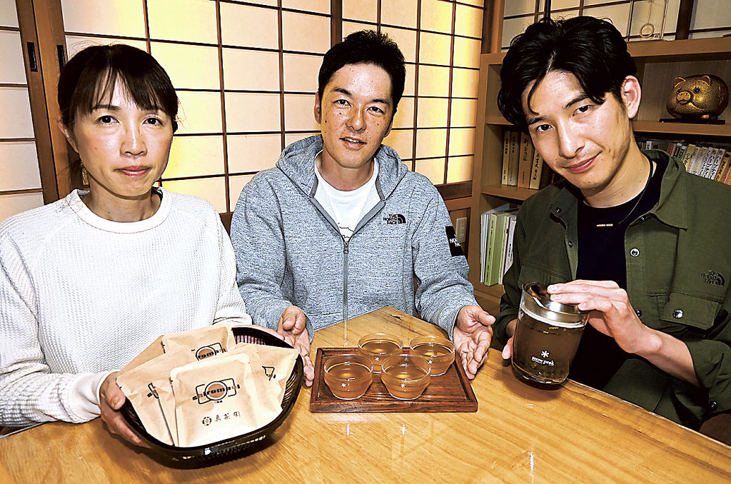 アウトドア用の茶商品を開発した（右から）松田さん、瀧代表、美佳さん＝藤枝市茶町の真茶園