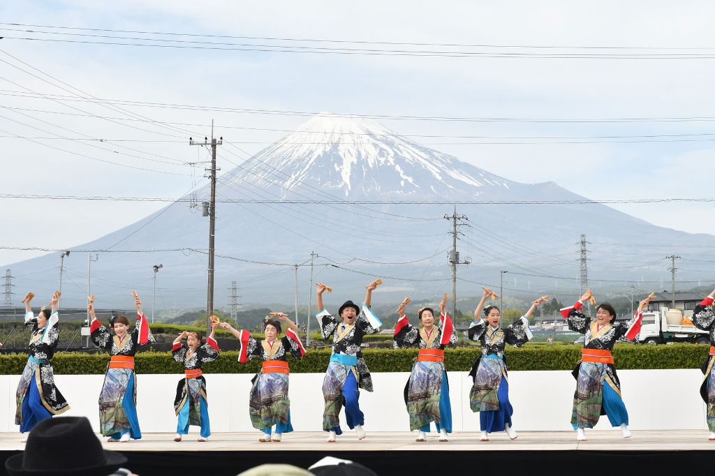 富士山を背に踊る出演者＝富士市の富士総合運動公園