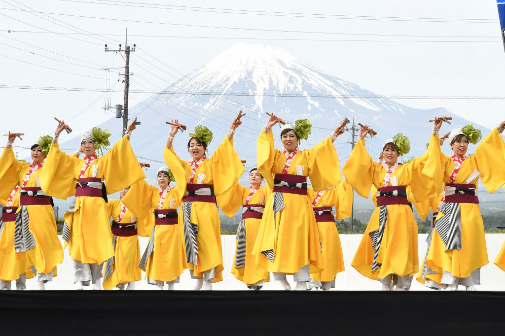 富士山を背に踊る出演者＝富士市の富士総合運動公園