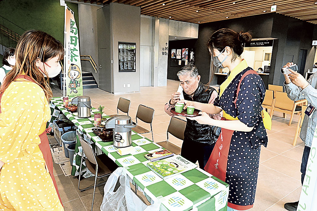 島田市の新茶を提供した呈茶サービス＝島田市役所