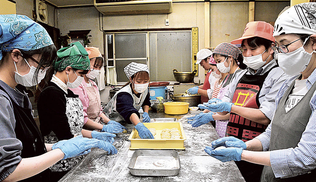 コロッケのタネづくりに取り組む学生ら＝浜松市浜名区三ケ日町の魚兼商店