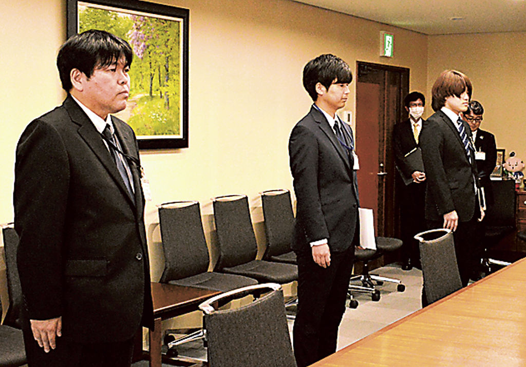 石川県珠洲市に中長期派遣される（左から）影山さん、松浦さん、和田さん＝浜松市役所