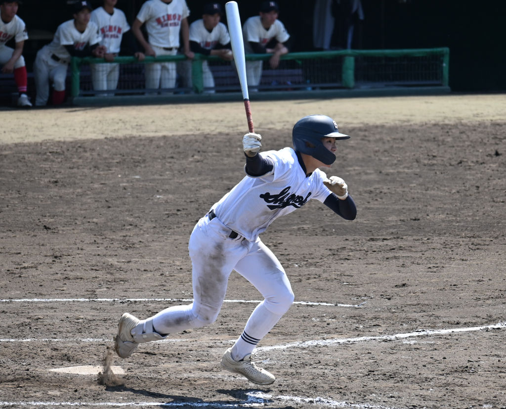 静岡―日大三島　４回裏静岡１死二、三塁、同点となる適時三塁打を放つ松下球＝あしたか球場