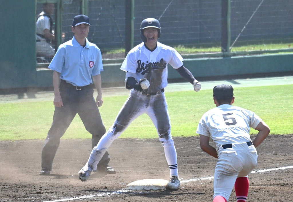 静岡―日大三島　４回裏静岡１死二、三塁、同点となる適時三塁打を放ち喜ぶ松下球＝あしたか球場