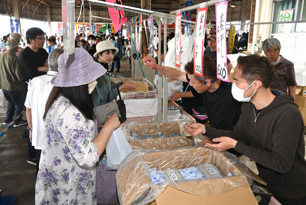 新鮮な海の幸を買い求める観光客ら＝焼津市の大井川港漁業協同組合魚市場