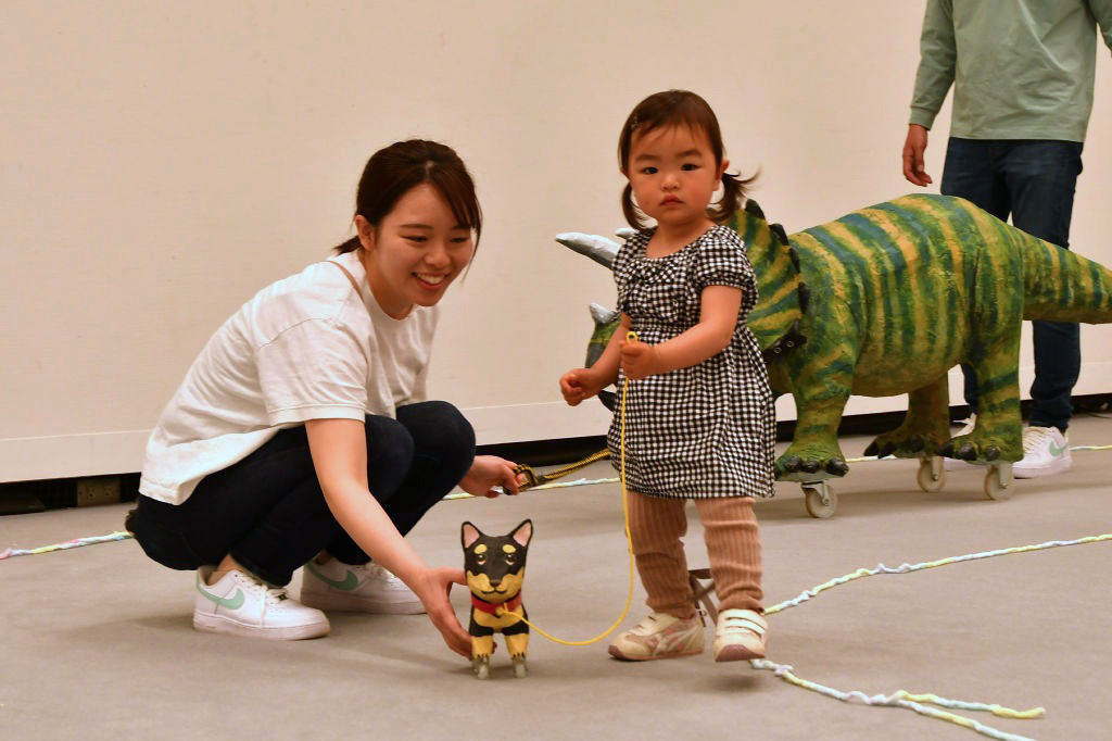 紙製の動物作品で遊ぶ親子＝富士市のロゼシアター