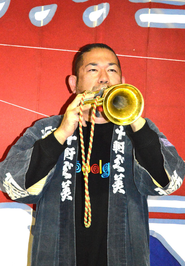 作曲した「サンバ」を演奏する本間寛人さん＝４月下旬、浜松市中央区十軒町