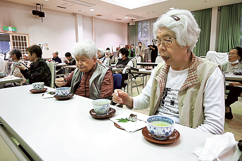 茶を飲み比べて味や香りの違いを楽しむ参加者＝静岡市葵区