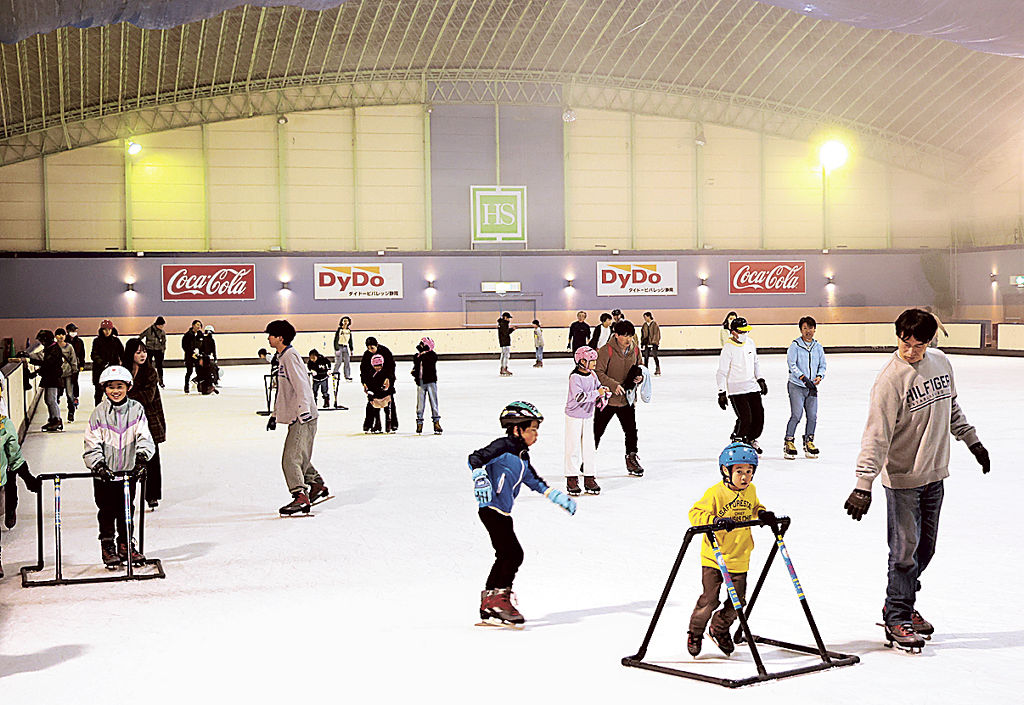 スケートを楽しむ人々でにぎわうリンク＝２日午後、浜松市中央区の浜松スポーツセンター
