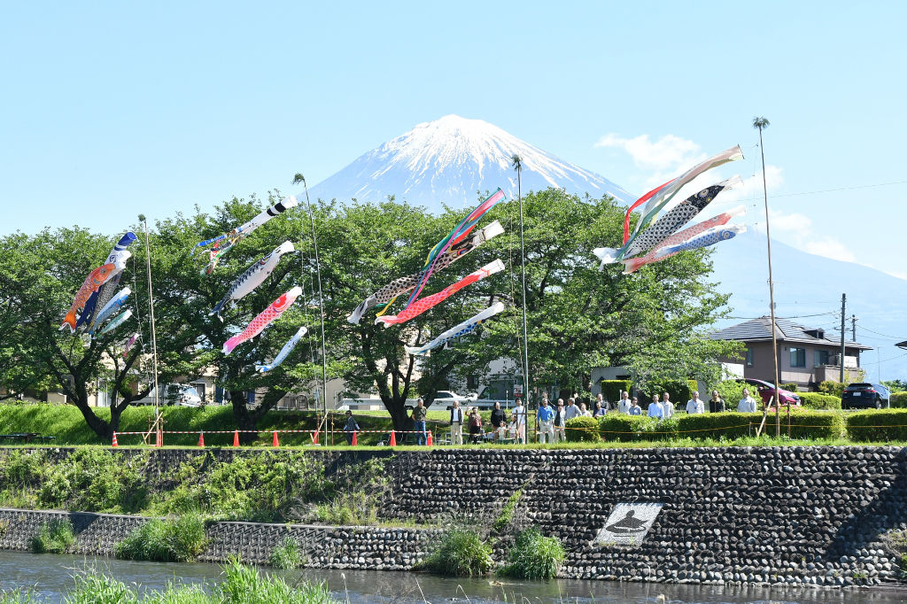 富士山を背に空を泳ぐこいのぼり＝富士宮市穂波町