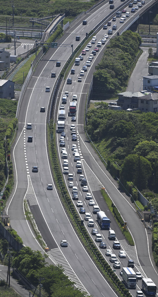 事故の影響などで渋滞する東名高速道下り線