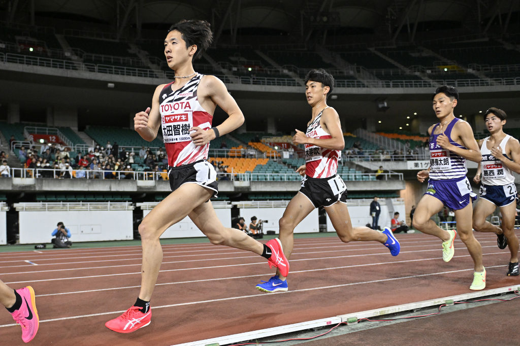 男子１万メートル　力走する（左から）２位の太田智樹と４位になった鈴木芽吹