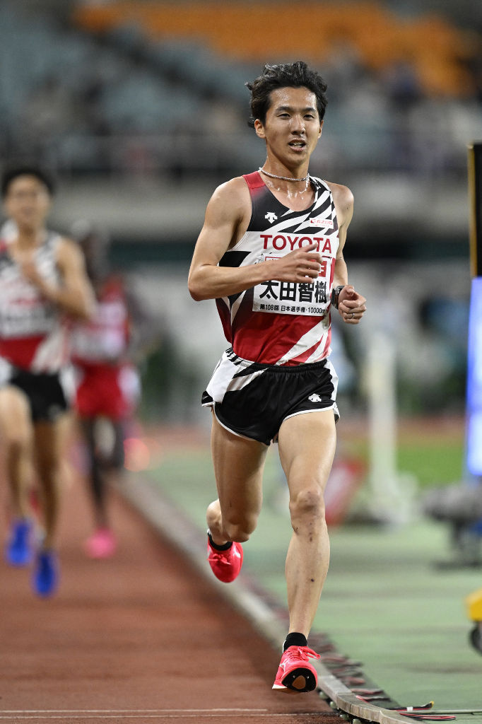 男子１万メートル　力走する太田智樹。準優勝した