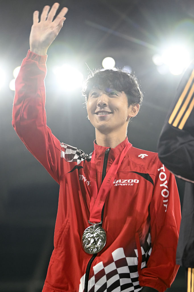男子１万メートル　表彰式で声援に応える準優勝した太田智樹