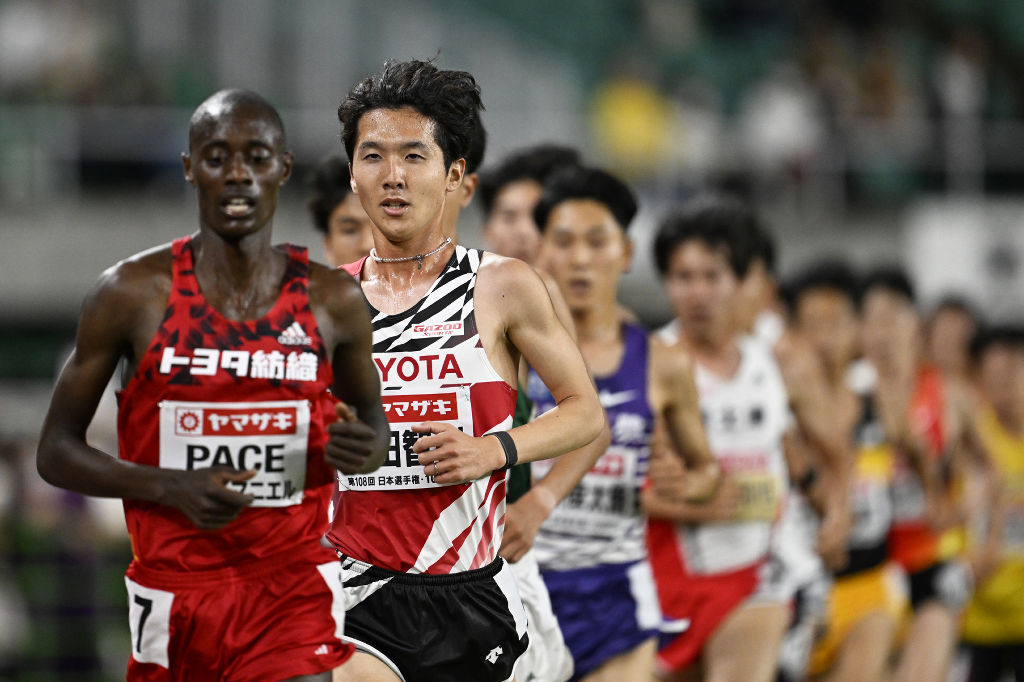 男子１万メートル　力走する太田智樹（左から２人目）。準優勝した