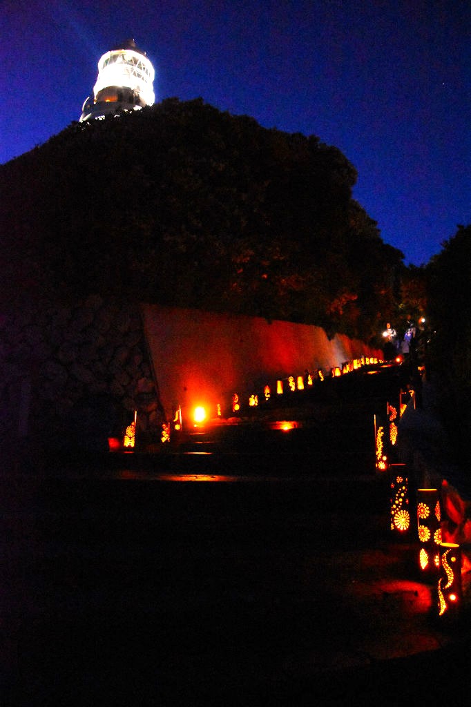 竹明かりが幻想的な雰囲気を演出するイベント＝御前崎市