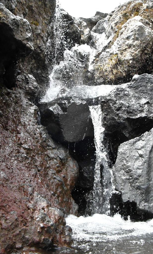 雪解け水が溶岩流の跡を流れ落ちる「まぼろしの滝」＝３日午前、小山町の須走口５合目付近