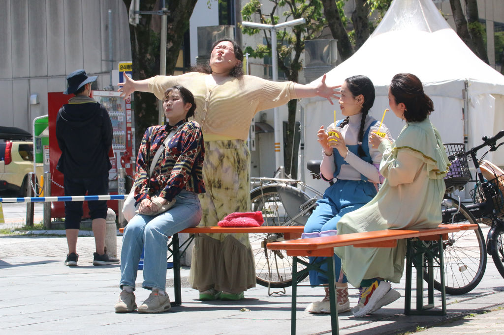 静岡市葵区の青葉シンボルロードで上演した劇団「ロロ」の「パレードとレモネード」。約２０人の俳優が広場や横断歩道を〝舞台〟にして、短い物語を約２０本連続して演じた