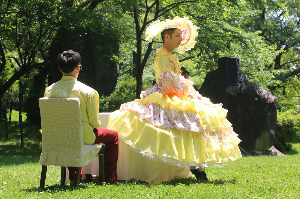 劇団「サファリ・Ｐ」は言葉を最小限に抑え、「お茶会」をテーマにしたパフォーマンスを繰り広げた＝駿府城公園