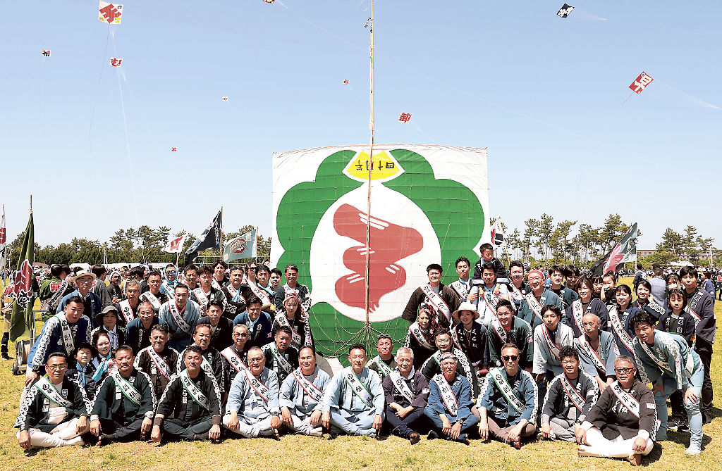 結成４０周年を祝って倉松町が揚げた１０帖凧＝浜松市中央区