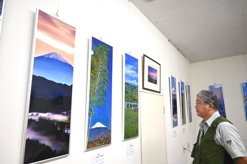 富士山の風景写真が並ぶ写真展＝静岡市葵区
