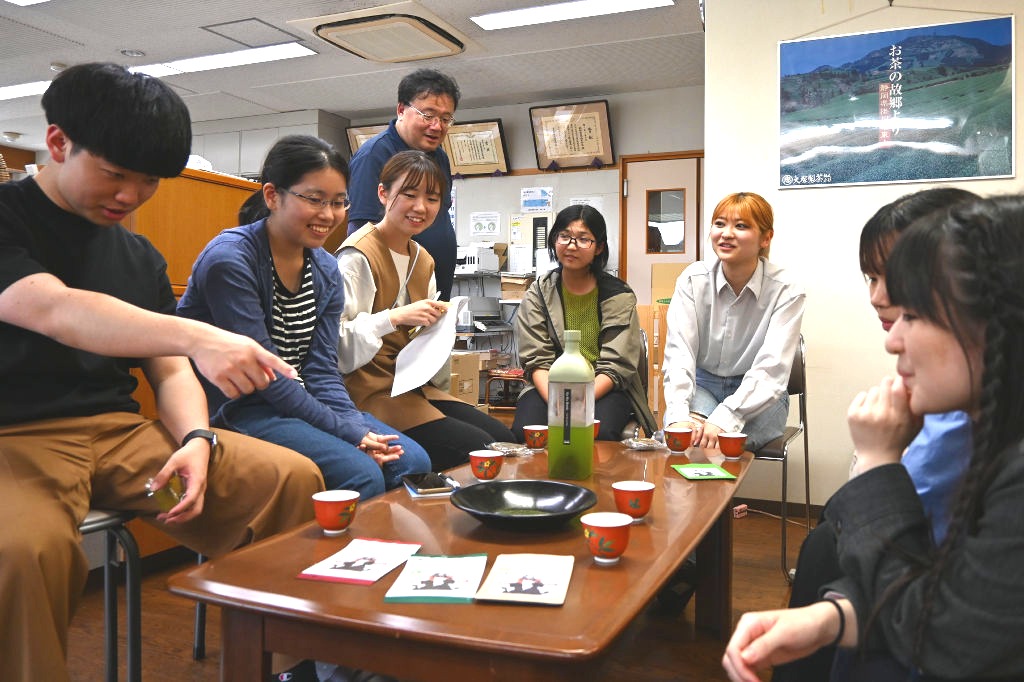 パッケージについて話し合う学生と、永田常務取締役（左から４人目）＝掛川市大野の大塚製茶