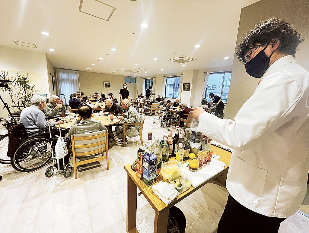 バーや飲食店などが協力し、入居する高齢者が夕食を楽しんだ催し＝浜松市中央区の「おおるり富塚」