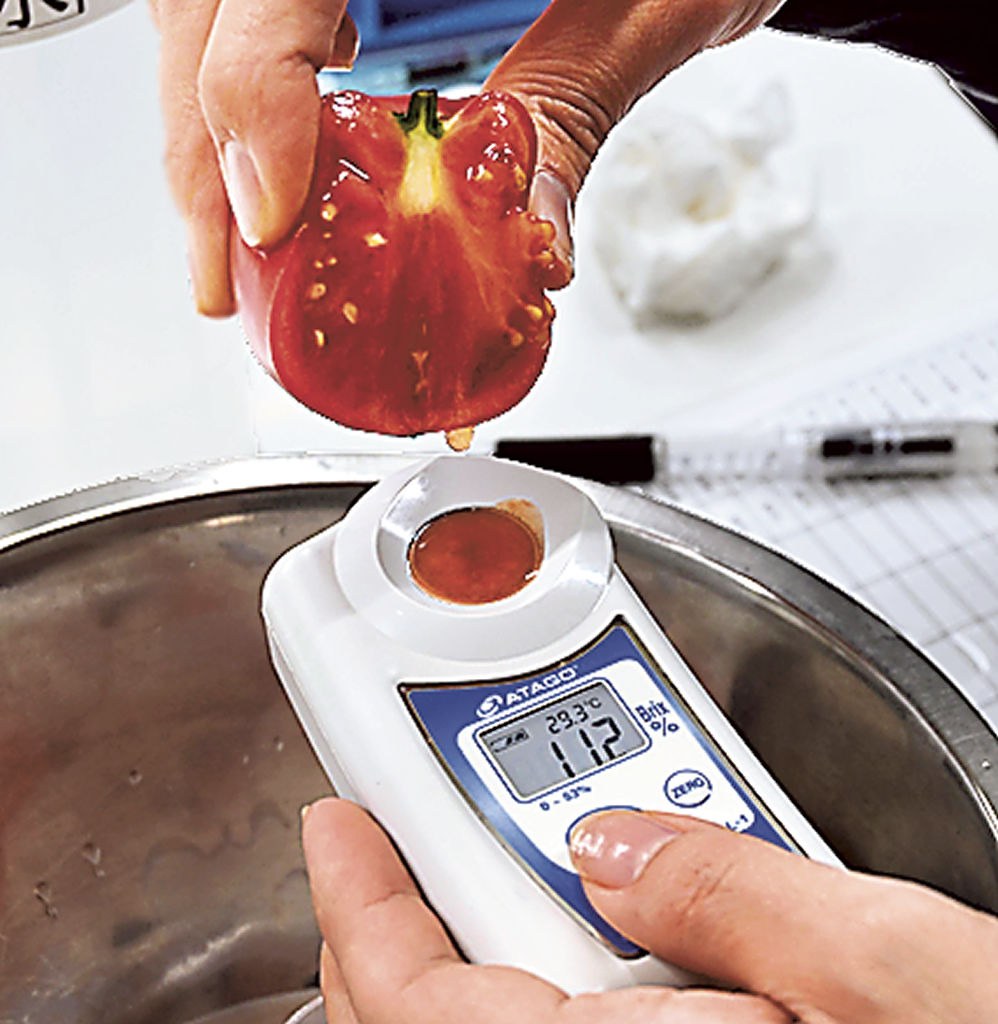 糖度計で１１度以上を指す高糖度トマトの搾り汁＝４月下旬、富士宮市内房のアイエイアイ富士宮工場