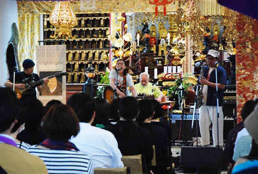 本堂でバンド演奏を繰り広げた寺音祭＝富士市の妙祥寺