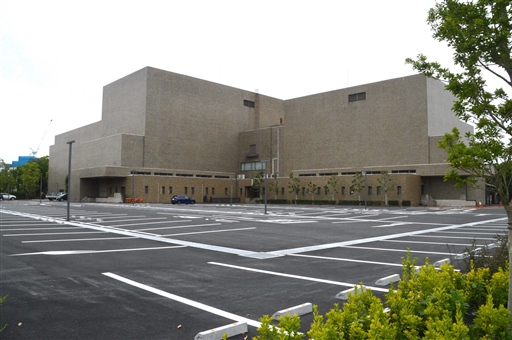 沼津市民文化センター（奥）に隣接し、再整備した駐車場＝同市御幸町