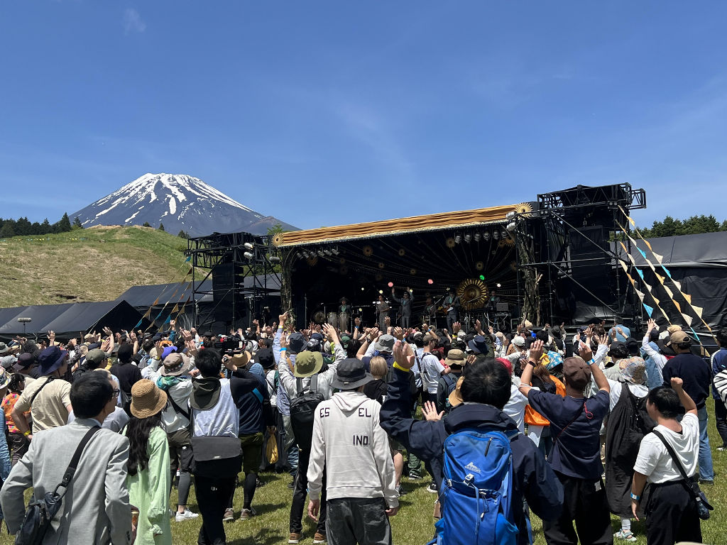 富士山を背後に望む「サンステージ」で音楽を楽しむ観客＝１１日午後、富士市の富士山こどもの国