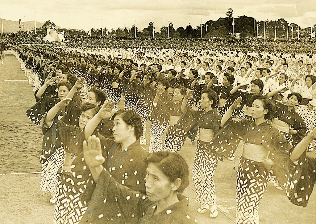 １９５７年、静岡市の草薙陸上競技場で開催された第１２回国体秋季大会開会式での「ちゃっきり節」マスゲーム