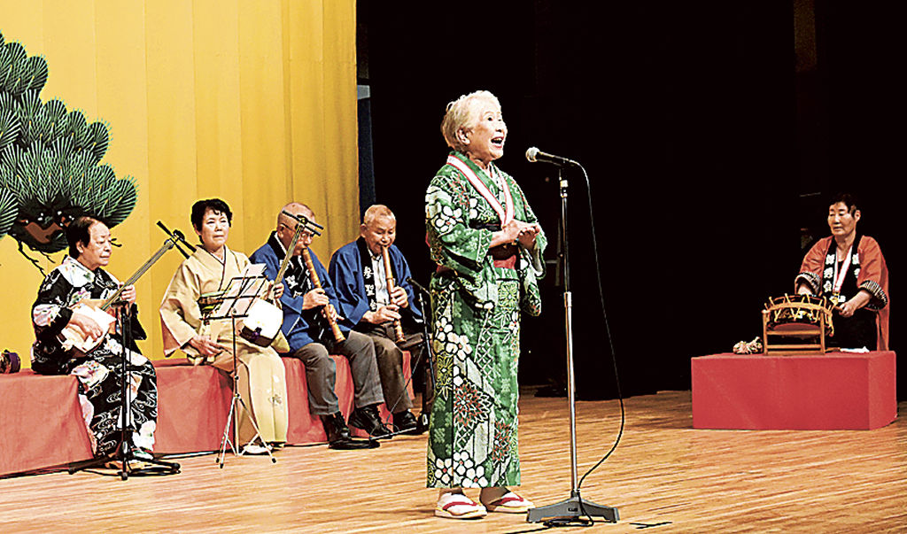 ２０２３年７月１日に三島市民文化会館で行われた第３３回ちゃっきり節日本一全国大会。ことしも６月２３日に同館で開催予定