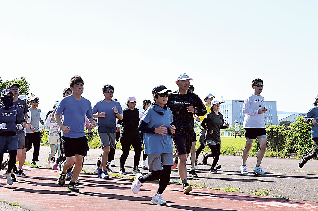 走り方やペース配分を学んだランニングクリニック＝島田市の大井川マラソンコース「リバティ」