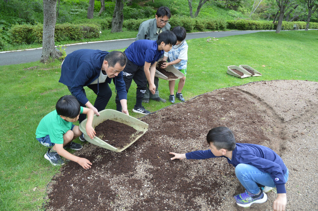 園芸作業に取り組む児童ら＝浜松市中央区のはままつフラワーパーク
