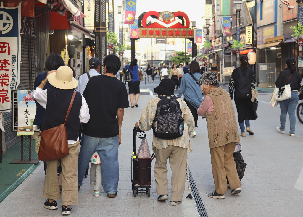 東京・巣鴨の商店街を歩く高齢者ら＝１１日、東京都豊島区