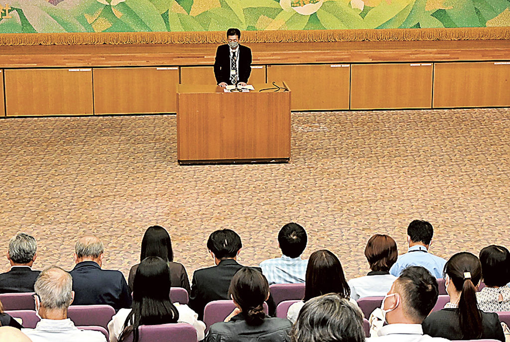 来春卒業予定の中高生の採用を前に行われた事業所向け求人説明会=島田市の夢づくり会館