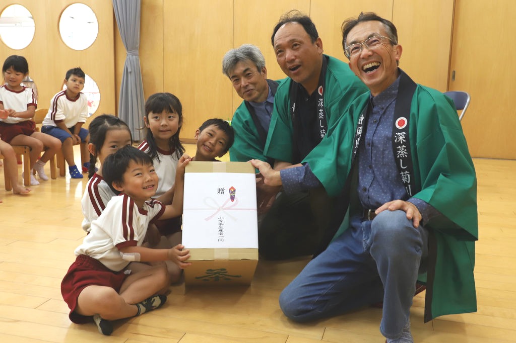 新茶を受け取る園児=菊川市川上のひがしこども園